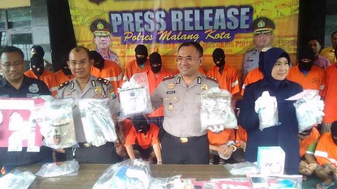 Kapolres Malang Kota, AKBP Decky Hendarsono bersama pelaku penyalahgunaan narkoba. (deny)