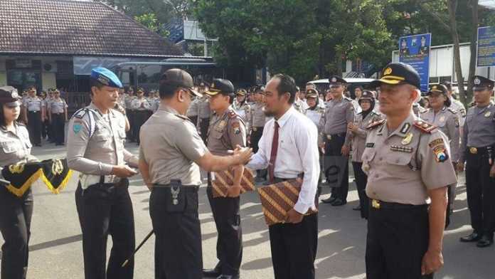 Kapolres Malang Kota AKBP Decky Hendarsono saat memberi penghargaan. (istimewa)
