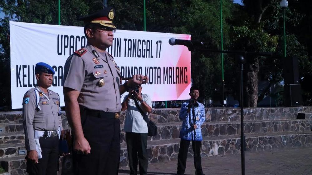 Kapolres Malang Kota, AKBP Decky Hendarsono, memimpin upacara rutin di Alun-alun Merdeka. (Bagian Humas Pemkot Malang)