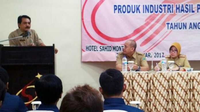Kepala Dinas Perindustrian, M Subkhan, membuka pelatihan pengembangan produk industri hasil pertanian dan kehutanan. (Bagian Humas Pemkot Malang)