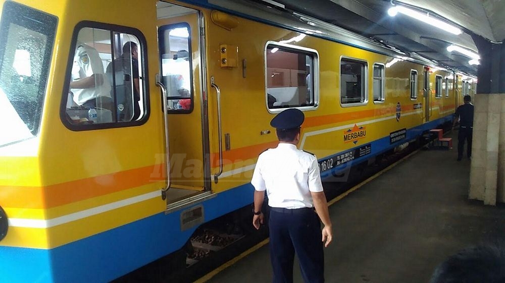 Kereta api di Stasiun Kota Baru Malang. (deny)