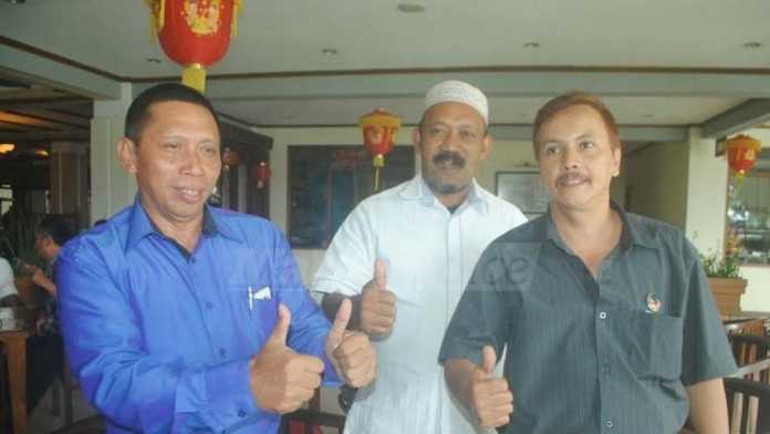 Ketua DPD Nasdem, Edi Kusnaedi (baju biru) bersama Fahmi Al-Katiri dan pengurus Nasdem.(ist)