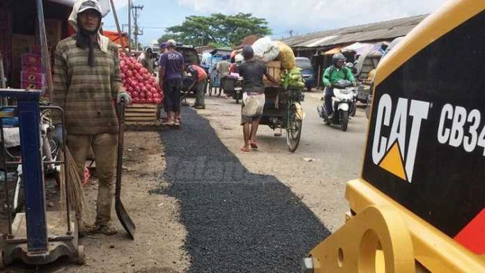 Dinas Pekerjaan Umum dan Penataan Ruang (DPUPR) Kota Malang melaksanakan pengaspalan jalan rusak. (Ist)