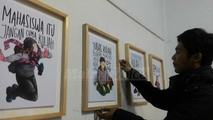 Mahasiswa UM, Fahmi Assiddiqi saat pameran tunggal digital art invasion di Galeri Raos, Kota Batu.(miski)
