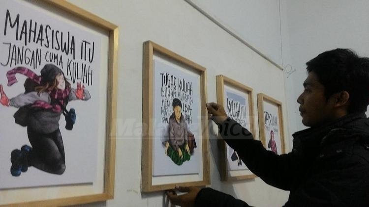 Mahasiswa UM, Fahmi Assiddiqi saat pameran tunggal digital art invasion di Galeri Raos, Kota Batu.(miski)