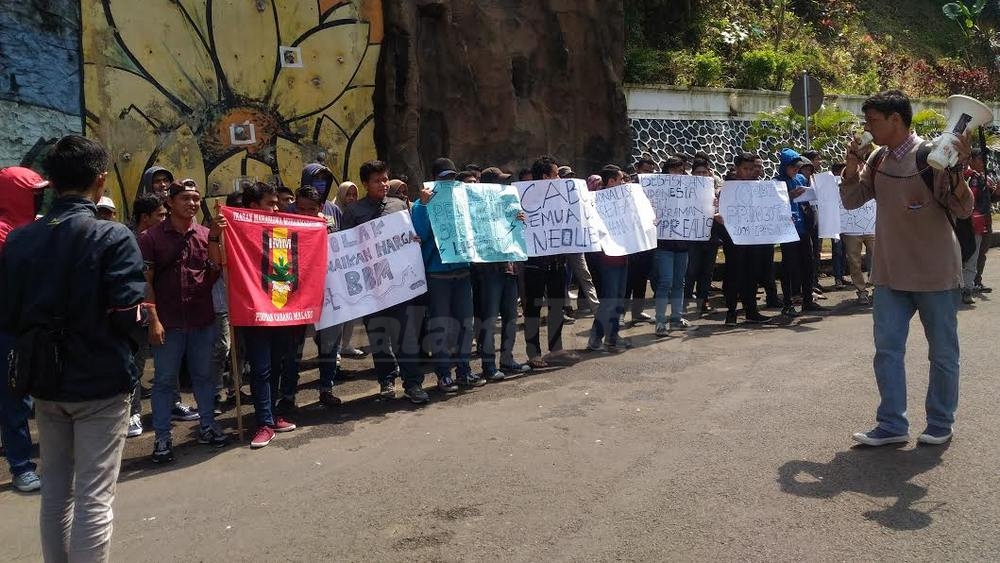 Mahasiswa di depan wall climbing UMM (anja)