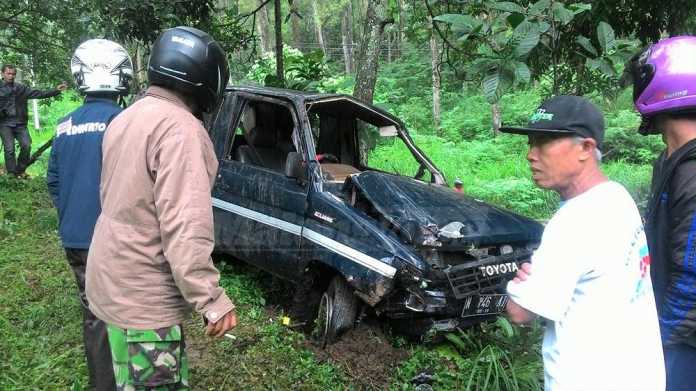 Mobil kijang rusak parah setelah lepas kendali di Jalan Klemuk, Songgoriti, Kelurahan Songgokerto, Kota Batu.(miski)