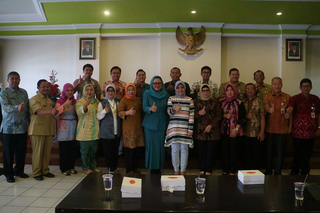 Ketua TP PKK Kota Malang, Hj Farida Dewi Suryani, menerima kunjungan TP PKK Lubuklinggau. (Bagian Humas Pemkot Malang)