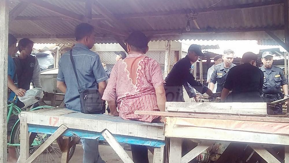 Pedagang menyaksikan petugas saat membongkar sebagian lapak di Pasar Blimbing beberapa waktu lalu. (Muhammad Choirul)