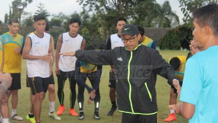 Pelatih Arema FC, Aji Santoso, tengah memberi arahan pada pemain. (deny)