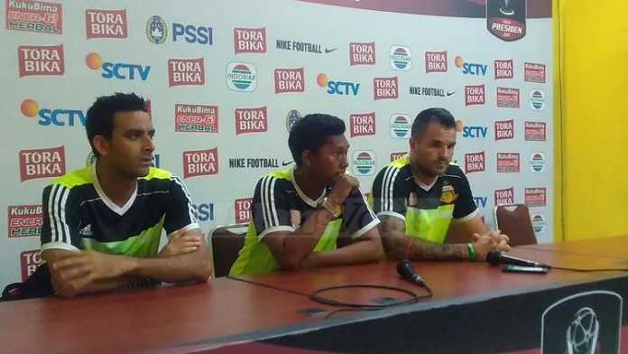 Pelatih Bhayangkara FC, Simon McMenemy dan Otavia Dutra. (deny)