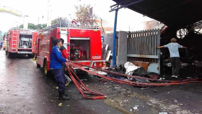 Pembasahan oleh tim pemadam kebakaran di Ketindan (Tika)