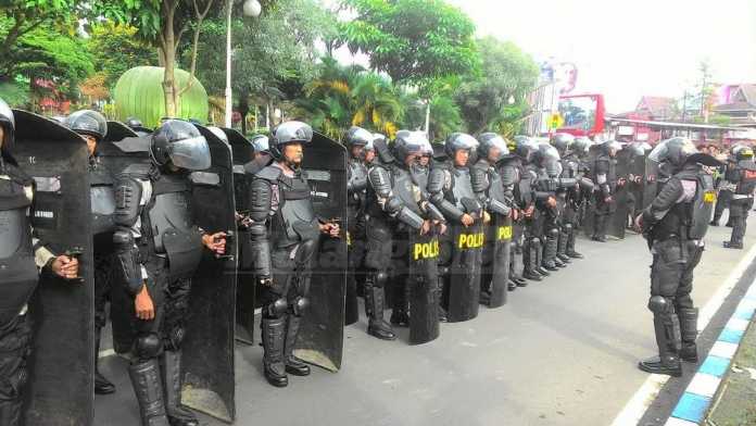 Personel Polisi saat apel pergeseran pasukan dalam rangka Pilwali Kota Batu.(Miski)