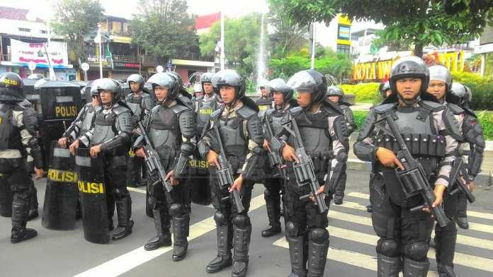 Personel kepolisian saat mengikuti apel pergeseran pasukan di Alun-alun Kota Batu.(miski)
