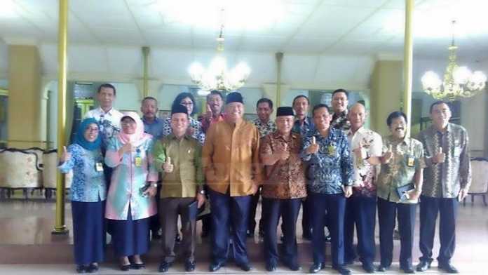Pertemuan antara ahli mikrobiologi dan rekayasa genetika dengan Pemkab di Pendopo Agung (Tika)