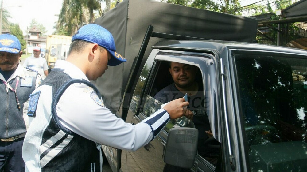 Petugas Dinas Perhubungan Kota Malang menggelar razia angkutan barang dan orang. (Muhammad Choirul)