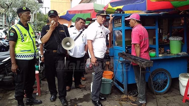 Petugas Dinas Perdagangan Kota Malang melaksanakan sosialisasi kepada pedagang Pasar Besar. (Muhammad Choirul)