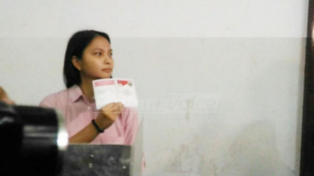 Putri Dewanti Rumpoko, Ganis Rumpoko, saat memberikan suaranya di TPS. (Anja)