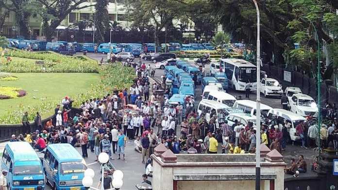 Ratusan armada terdiri dari angkot dan taksi konvensional terparkir di sekitar Balai Kota Malang. (Muhammad Choirul)