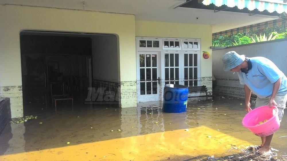 Rumah warga di Dusun Gintung, Desa Bulukerto yang terendam banjir akibat air sungai Ledok meluap.(miski)