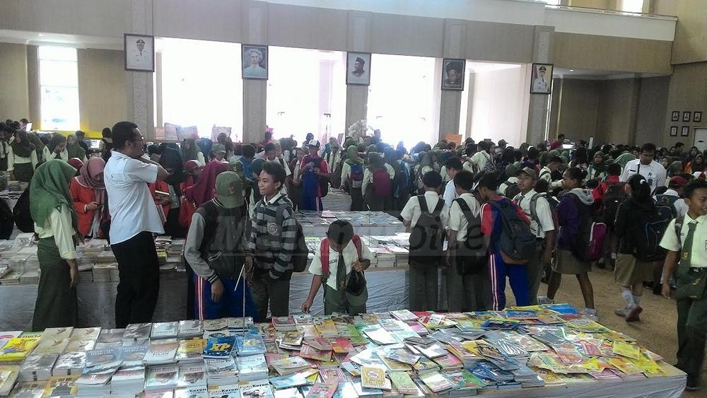 Siswa-siswa sekolah saat berburu buku murah di Kota Batu.(miski)