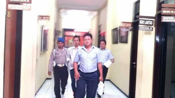 Subur Triono dibawa ke ruang tahanan Polres Malang Kota. (deny)