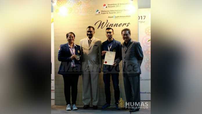 Tim pembuat Elcow saat menerima penghargaan di Malaysia (istimewa)