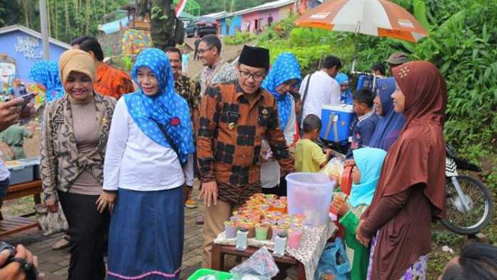 Wakil Wali Kota Malang, Sutiaji, mendampingi IAI berbagi di Desaku Menanti. (Bagian Humas Pemkot Malang)