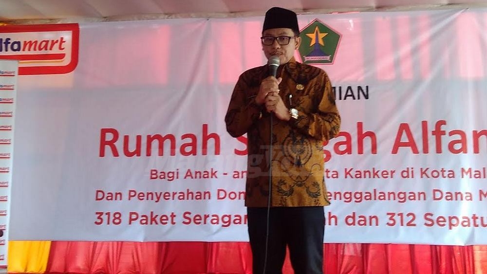 Wakil Wali Kota Malang, Sutiaji, meresmikan rumah singgah Alfamart Alfamidi di Jalan Kartini. (Muhammad Choirul)