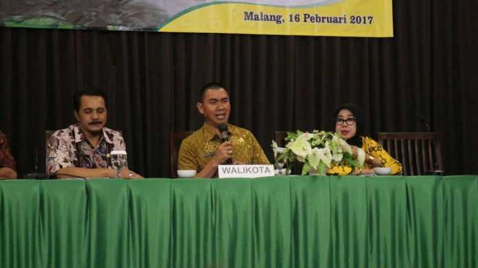 Wali Kota, HM Anton (tengah), menghadiri RAT KPRI. (Bagian Humas Pemkot Malang)