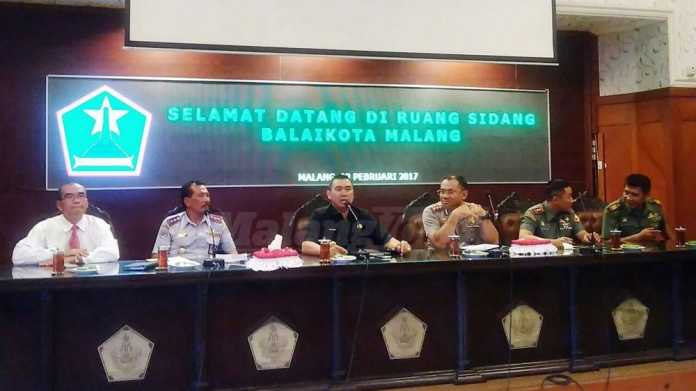 Wali Kota Malang, HM Anton, memimpin mediasi terkait transportasi online dan konvensional, di Ruang Sidang Balai Kota. (Muhammad Choirul)