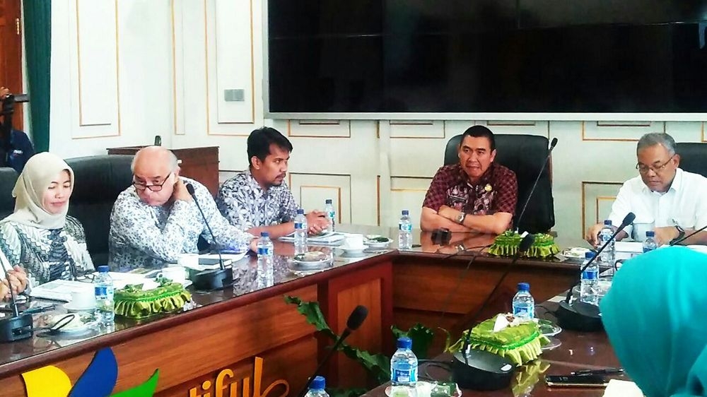 Wali Kota Malang, HM Anton, memimpin pertemuan dengan Kepala Program Manager Unit Kotaku Kemen PU. (Muhammad Choirul)