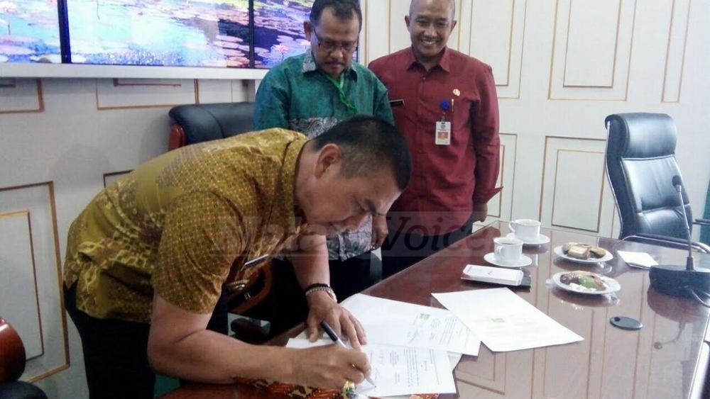 Wali Kota Malang, HM Anton, menandatangani MoU terkait revitalisasi Taman Dieng. (Muhammad Choirul)