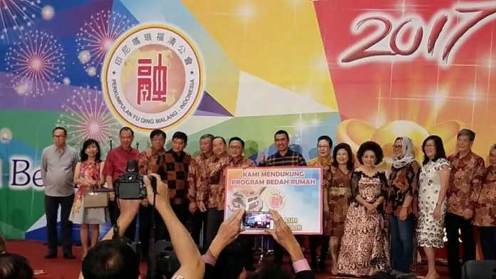 Wali Kota Malang, HM Anton, menerima CSR dari Perkumpulan Fu Qing Malang. (Bagian Humas Pemkot Malang)