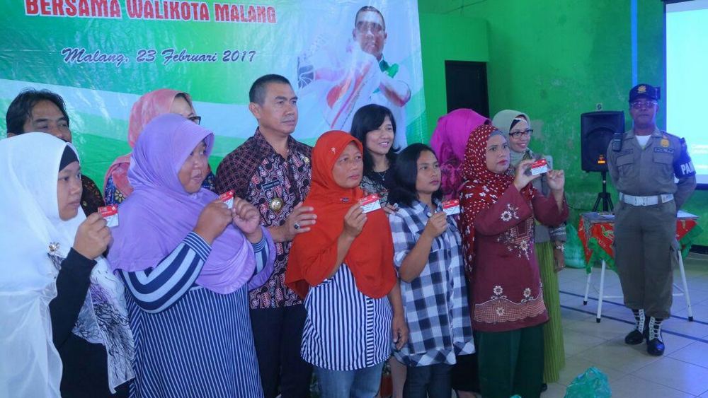 Wali Kota Malang, HM Anton, menyalurkan BPNT di lima Kecamatan.