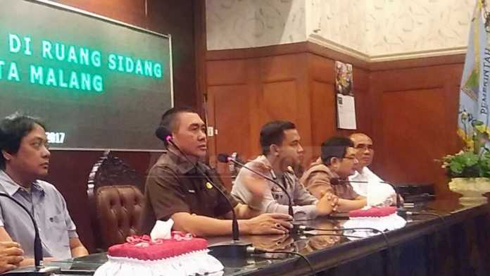 Wali Kota Malang, HM Anton, merespon aspirasi sopir angkot dan taksi. (Muhammad Choirul)