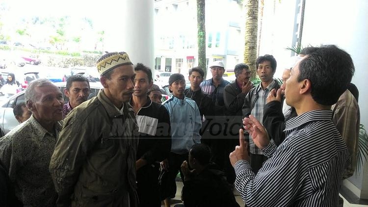 Warga RW 6 Oro-oro Ombo saat mendatangi Balai Kota Among Tani Kota Batu.(miski)
