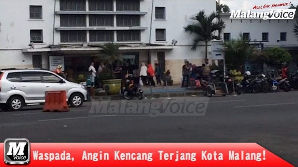 VIDEO:  Waspada, Angin Kencang Terjang Kota Malang!