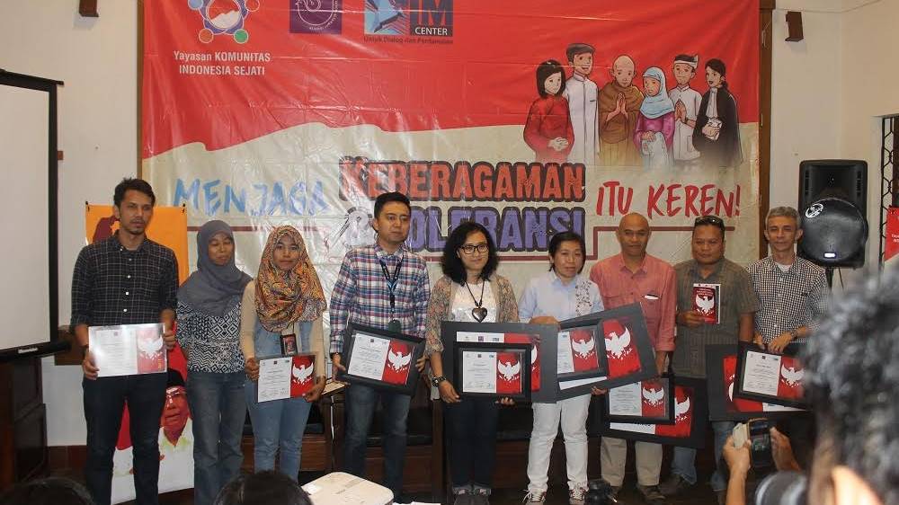 Ketua AJI Indonesia, Suwarjono dan Ketua YAKINS, Michaele Tedja, bersama juara satu kategori cetak dan online.(AJI for Mvoice)