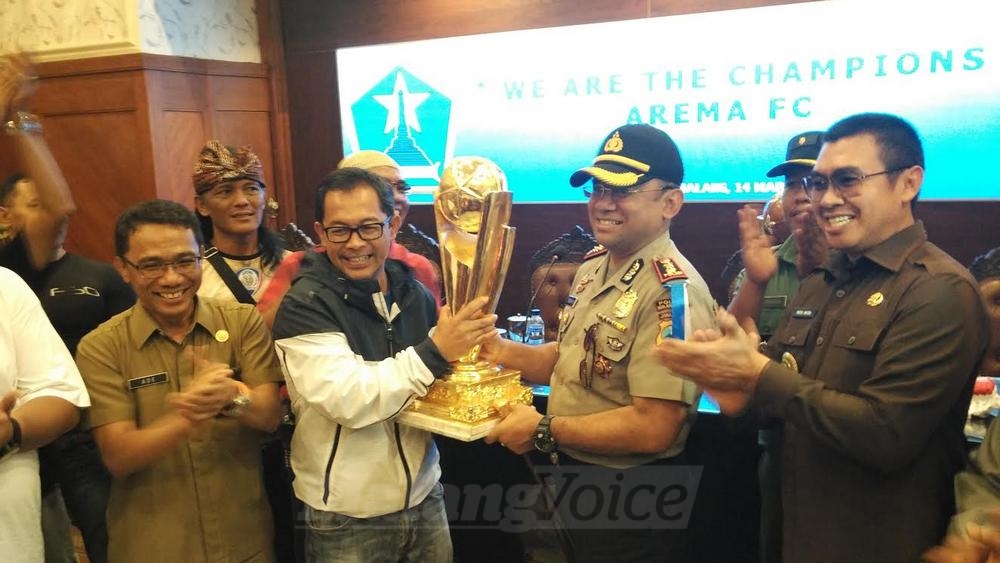 Pelatih Arema FC, Aji Santoso, saat merayakan kemenangan bersama Kapolres Malang Kota, AKBP Decky Hendarsono. (deny)
