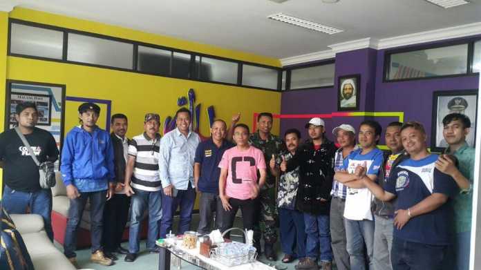Ade d'Kross bersama Korwil Aremania se Malang Raya. (istimewa)