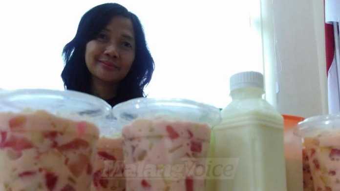 Aju Tjatur Nugroho Krisnaningsih SPt MP bersama yogurt pati talas ciptaannya (Tika)