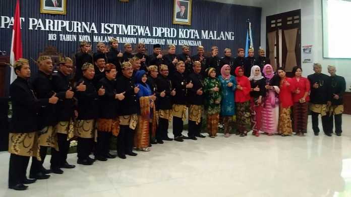 Anggota DPRD bersama pejabat Pemkot Malang mengikuti Rapat Paripurna Istimewa menggunakan pakaian pakaian daerah Malangan. (Muhammad Choirul)