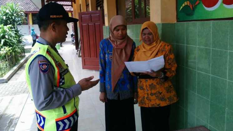 Anggota Polres Malang saat menyampaikan maklumat dan imbauan atas maraknya isu hoax penculikan anak.