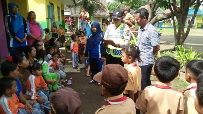 Anggota Polres Malang saat menyampaikan maklumat dan imbauan atas maraknya isu hoax penculikan anak.