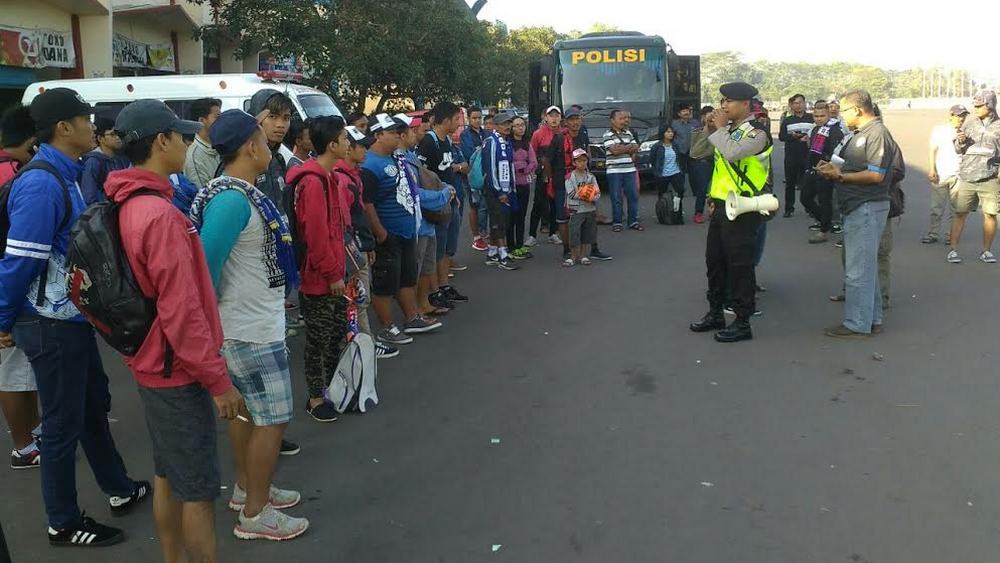 Aremania Kabupaten Malang mendapat pengarahan sebelum berangkat tour ke Bogor.(ist)