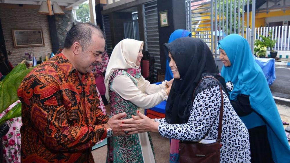 Bambang Sumarto ditemani istri, Sri Kayatiningsih menerima ibu-ibu Kampung Meduran. (istimewa)