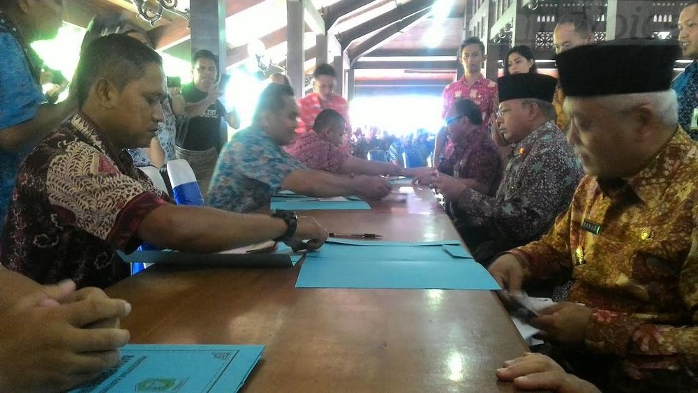 Bupati Malang, H Rendra Kresna (tengah) bersama wakilnya, HM Sanusi membayar pajak.(miski)