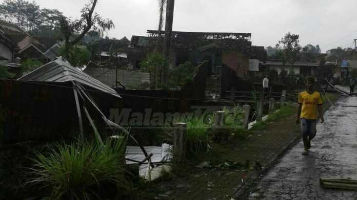 Dampak angin puting beliung di Desa Langlang, Kecamatan Singosari (tika)