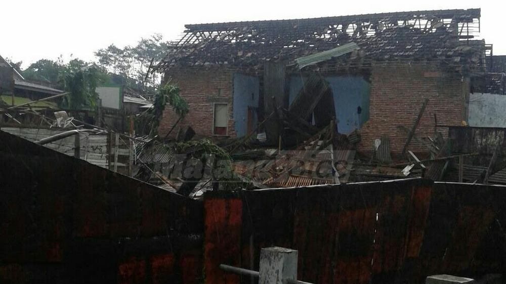 Dampak puting beliung yang melanda Desa Langlang, Singosari, Kabupaten Malang (Tika)